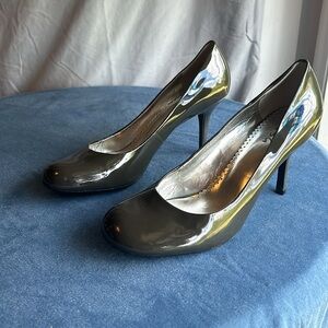 BCBG Paris round toe patent (low) heel, dark grey